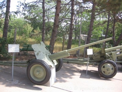 1280px-45_mm_anti-tank_gun_M1942_(M-42)_Museum_on_Sapun_Mountain_Sevastopol_1.jpg