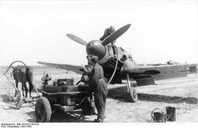 Bundesarchiv_Bild_101I-412-1615-05,_Russland,_Messerschmitt_Me_109,_Betanken.jpg