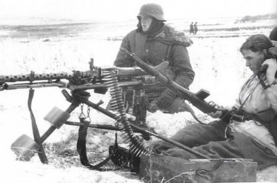 1327940318_nemeckij-pulemetnyj-raschet-za-mg34-s-trofejnoj.jpg