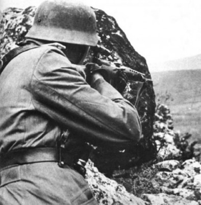 1327940793_soldat-vermaxta-vedyot-ogon-iz-trofejnoj-svt-40.jpg