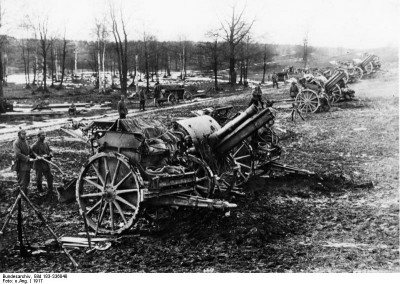 Bundesarchiv_Bild_183-S36048,_Frankreich,_Arras,_Artillerie.jpg