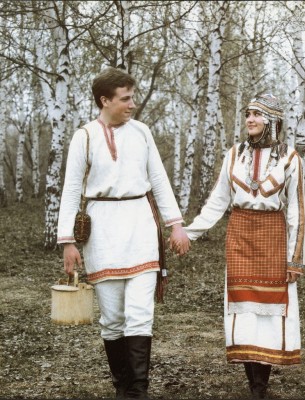 Юноша и девушка в традиционном наряде.jpg