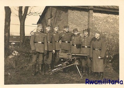 Wehrmacht squad posed with heavy MG.jpg