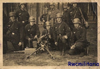 Wehrmacht unit with machine gun.jpg