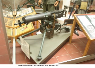 Panzermuseum Munster - Maschinengewehr 08 auf MG-Dreifuß M-16.jpg