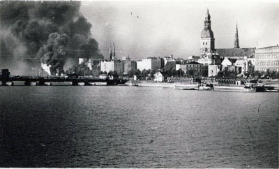 Daugava 1944 - Deg noliktavas Muitas krastmalā.png