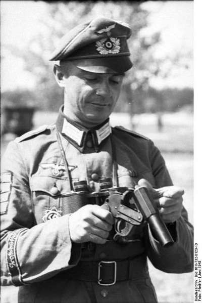 401px-Bundesarchiv_Bild_101I-732-0123-13%2C_Russland%2C_Soldat_der_Div__%C2%BBGro%C3%9Fdeutschland%C2%AB.jpg