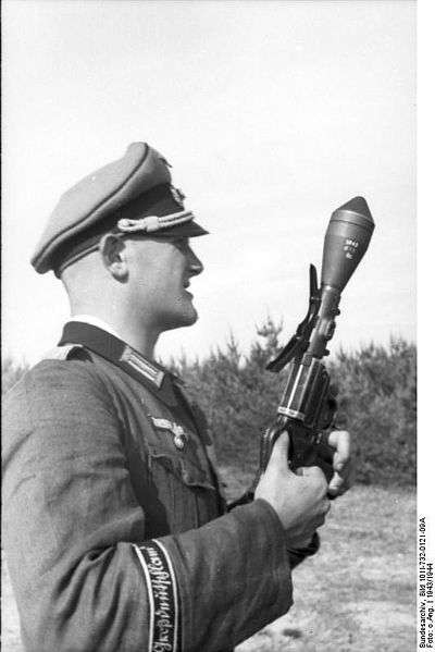 400px-Bundesarchiv_Bild_101I-732-0121-09A%2C_Russland%2C_Soldat_der_Division_%22Gro%C3%9Fdeutschland%22.jpg