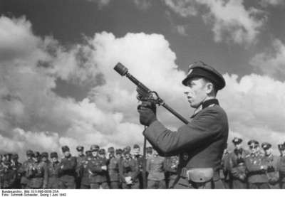 Bundesarchiv_Bild_101I-698-0038-25A%2C_Russland%2C_Waffenvorf%C3%BChrung.jpg