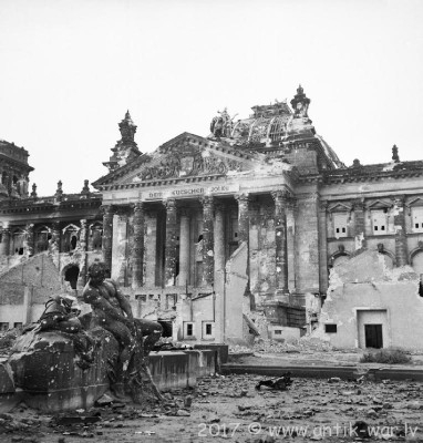 Reichstag_after_the_allied_bombing_of_Berlin.jpg