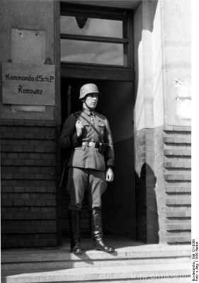 Bundesarchiv_Bild_121-0288,_Polen,_Schutzpolizei_Kattowitz.jpg
