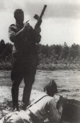 KAP kapteinis Jaunkalns Liepājā 1936 _ rokā vācu 9 mm mašīnpistole M P 18_I.jpg