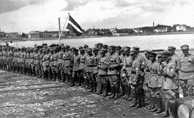 Imantas pulka karavīri pēc atgriešanās Latvijā ierindā Daugavas krastmalā. Rīga, 1920. gads.jpg