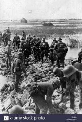 German infantry on the island of Saaremaa, 1941.jpg