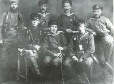 Отряд морской пехоты БФ на Петроградском фронте, 1919 г. Слева, судя , военспец.jpg