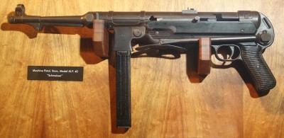 MP_40_Schmeisser_Machine_pistol-_randolf_museum.jpg