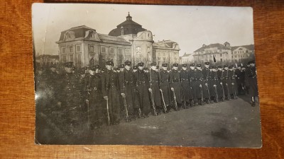 Karavīri ar ieročiem pie Mākslas muzeja.jpg