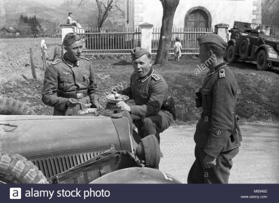 german-army-soldiers-eating-lunch-with-local-children-playing-in-the-M69A62.jpg