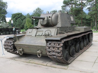 KV-1_Kirovsk.JPG