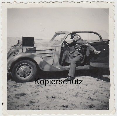 Foto-Wehrmacht-Soldat-mit-Beute-Auto-Pkw-Peugeot.jpg