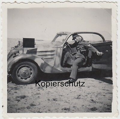 Foto-Wehrmacht-Soldat-mit-Beute-Auto-Pkw-Peugeot (1).jpg