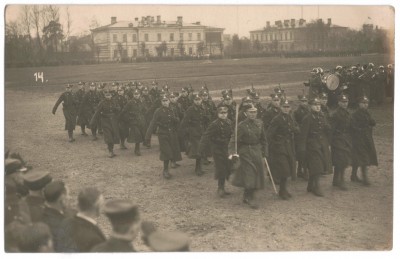 KarostaLatvijas armija. pie Katedrāles.1930-1939..jpg