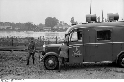 Bundesarchiv_Bild_101I-036-0175-16%2C_Oberrheinfront%2C_Lautsprecherwagen[1].jpg