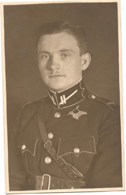 Studio%20photo%20Latvia%20Pilot%20Badge%202[1].jpg