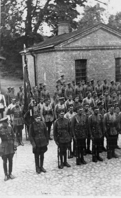 160 1925-1940 Торжественное построение военнослужащих 11-го Добельского пехотного полка Земгальской дивизии.jpg
