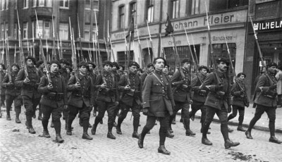 Bundesarchiv_Bild_102-09896,_Französische_Alpenjäger_in_den_Strassen_Buers.jpg