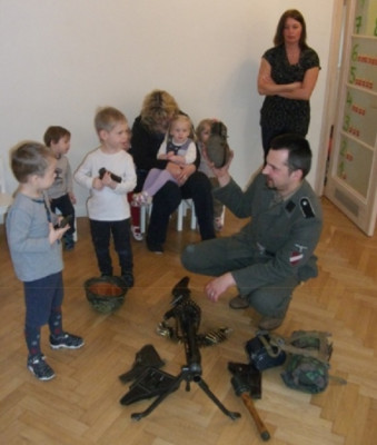 Forma_Vaffen_SS_na_uroke_v_detskom_sadu_Rigi.jpg