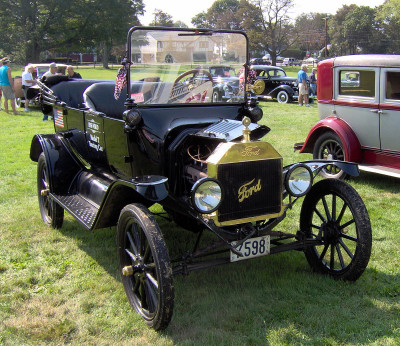 1200px-1916_Ford_Model_T_touring_car.JPG