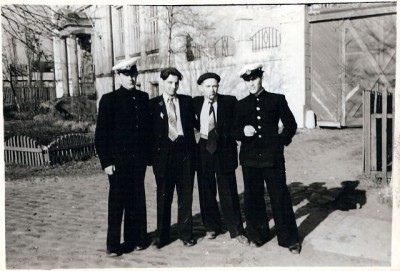 1959г.У ворот возле здания Лиепайского мореходного училища на ул.Узварас 5.jpg