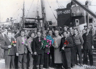 1963г.В Лиепайском порту встречают цветами экипаж СРТ-4580, под командованием Героя Соцтруда Хария Лидакса.jpg