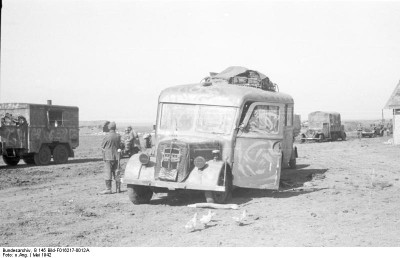 Bundesarchiv_B_145_Bild-F016217-0012A,_Russland,_Fahrzeuge,_u.a._MAN-Bus.jpg