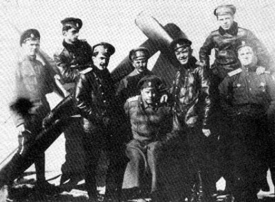 Офицеры ЭВК в Крестах, под Псковом, в апреле 1916  капитан Иньков(третий справа).jpg
